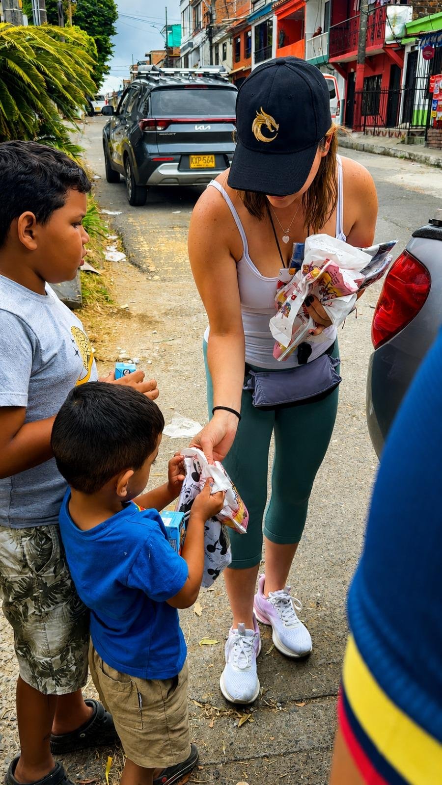 Apoyo a niños en una jornada solidaria