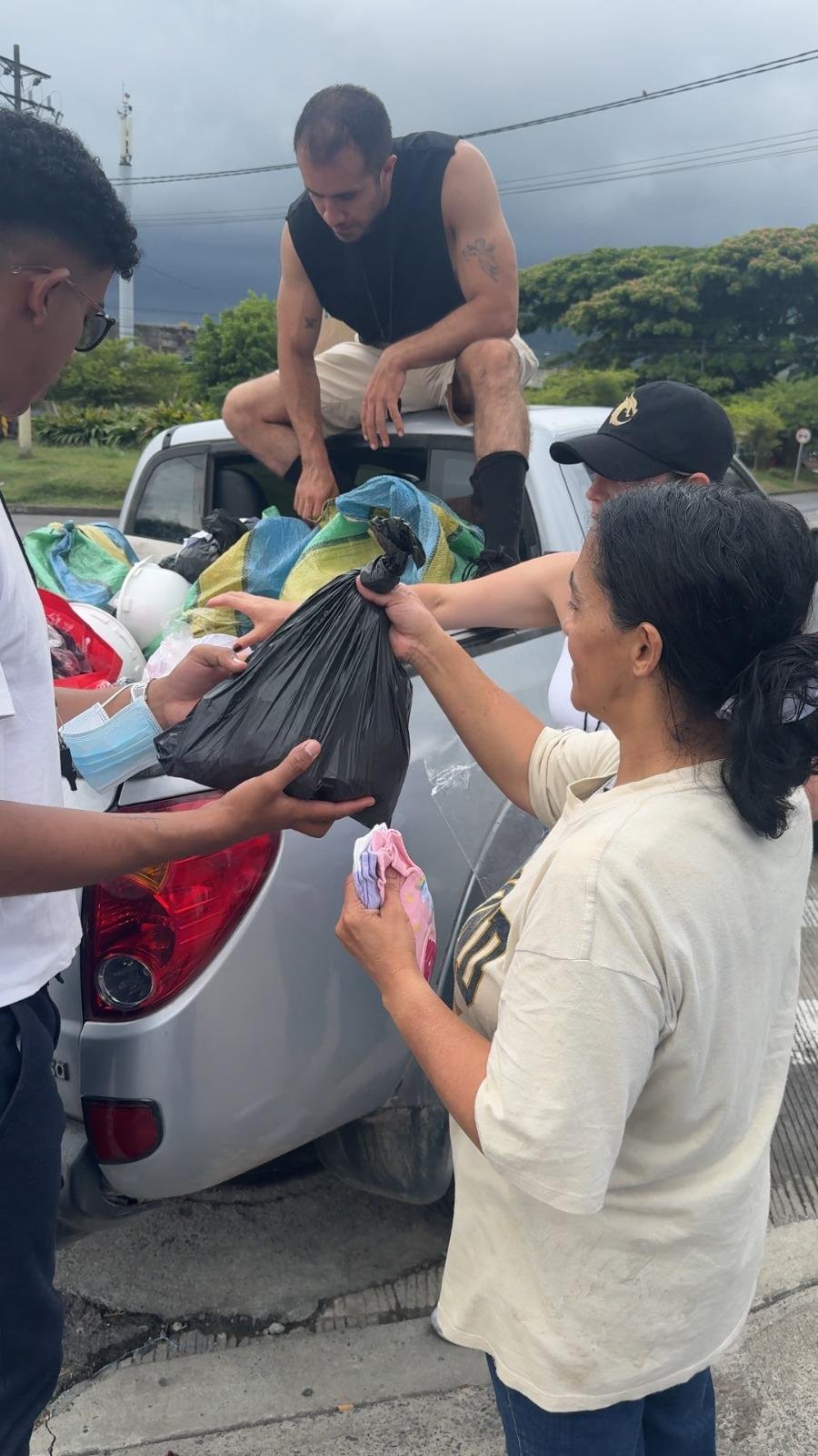 Equipo organizando y entregando donaciones